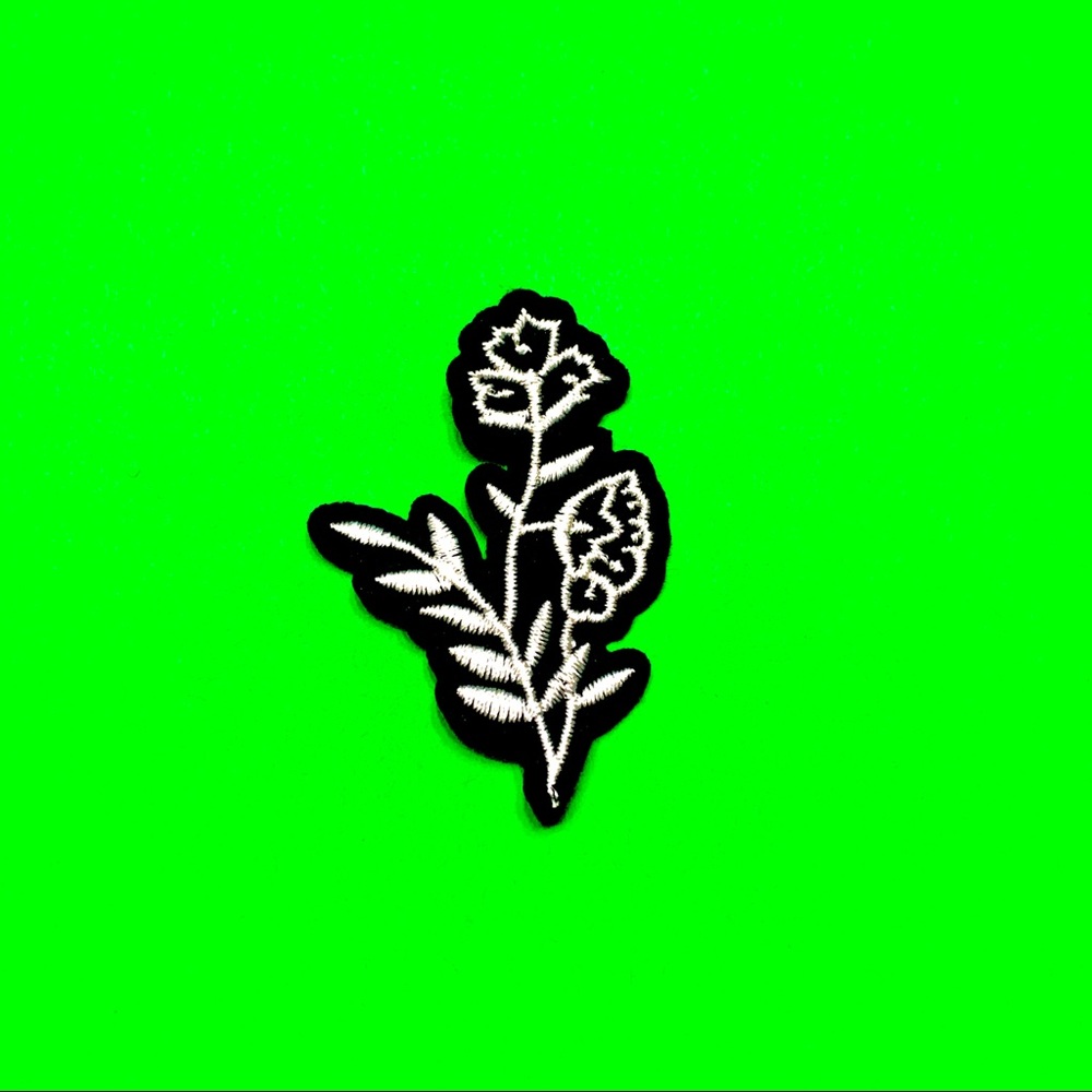 Simple white flower w/ black outline iron On patch